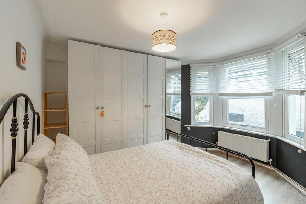 Lovely West London Entire Apartment Екстериор снимка