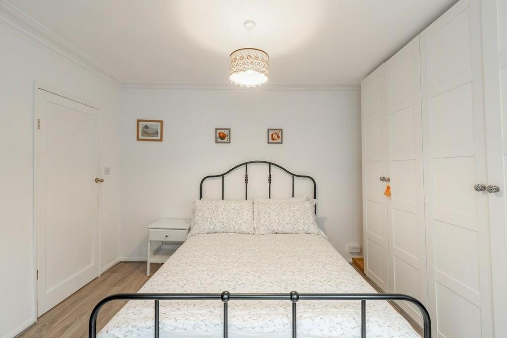 Lovely West London Entire Apartment Екстериор снимка