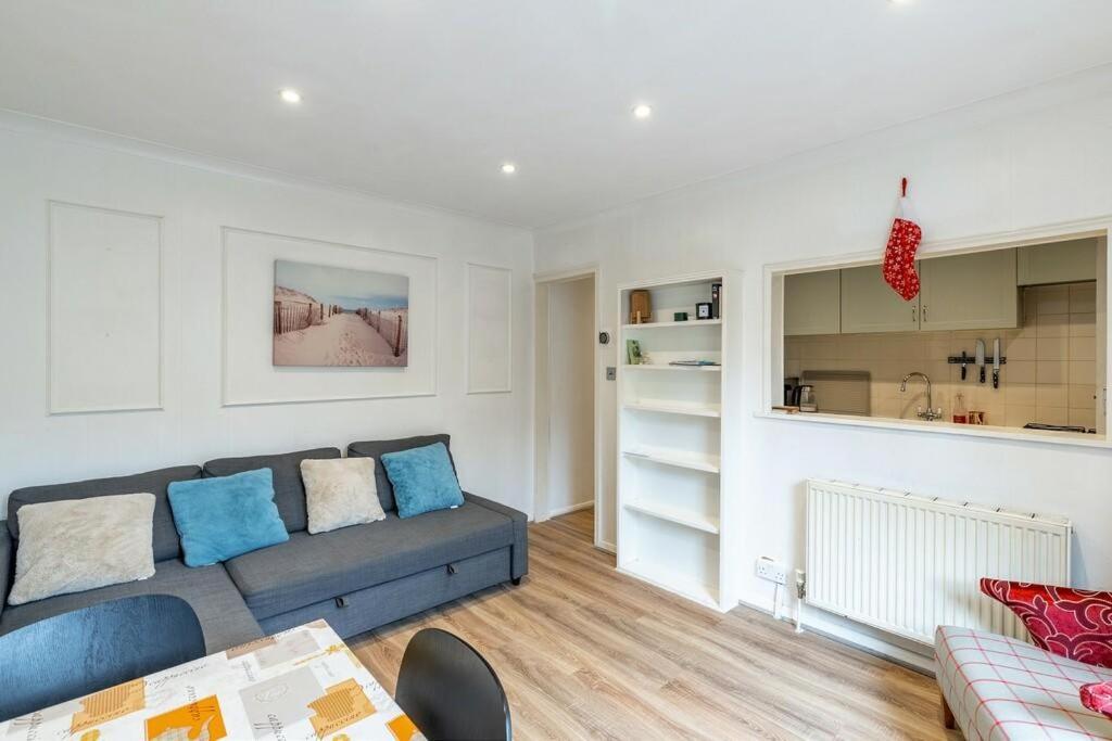 Lovely West London Entire Apartment Екстериор снимка